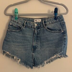 Zara Denim Shorts
Size US 10 EU42